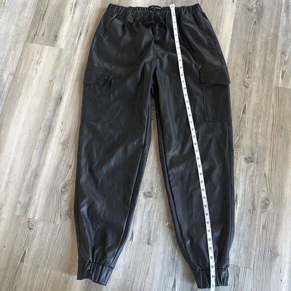 Almost Famous Pull On Baggy Cargo Vegan Leather Pants Size Medium - Picture 4 of 6